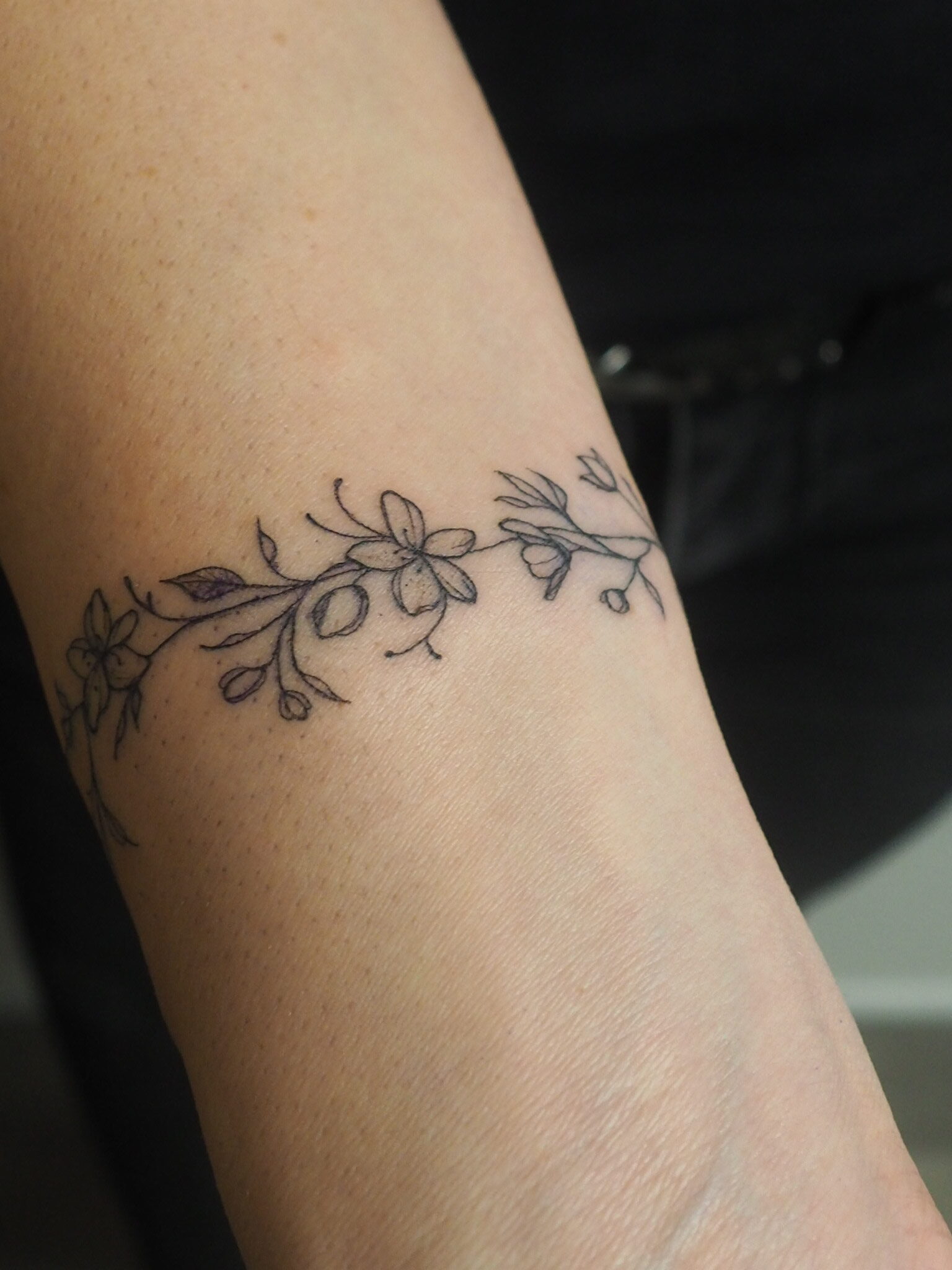 Jemný motiv tetování pro ženy - Květinový náramek