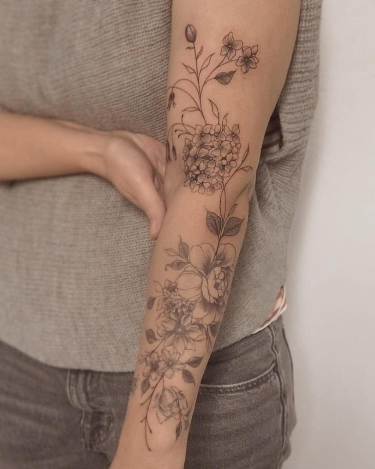 Jemný motiv tetování pro ženy - Květinový rukáv