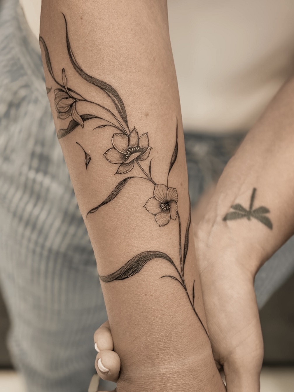 Květiny předloktí - jemné tetování Brno