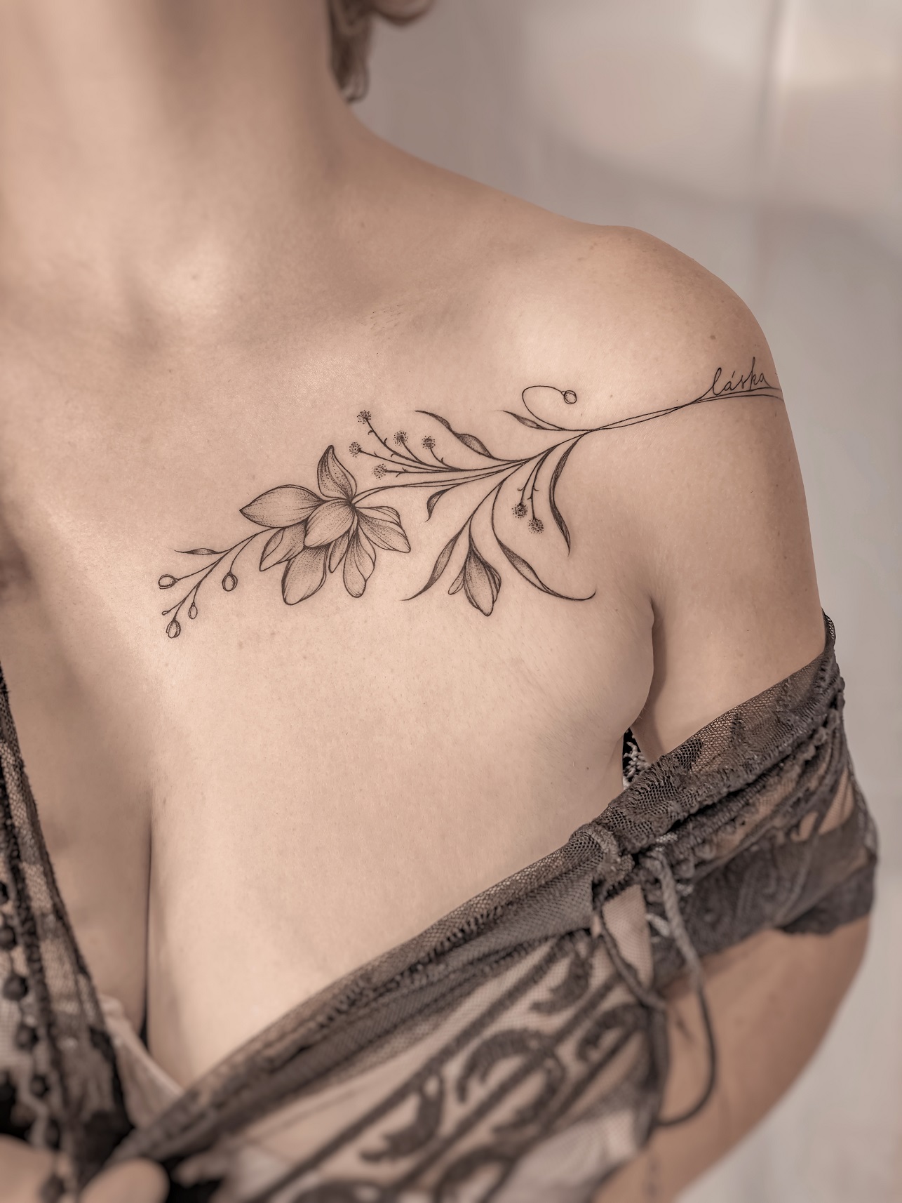 Tetování květiny na klíční kost