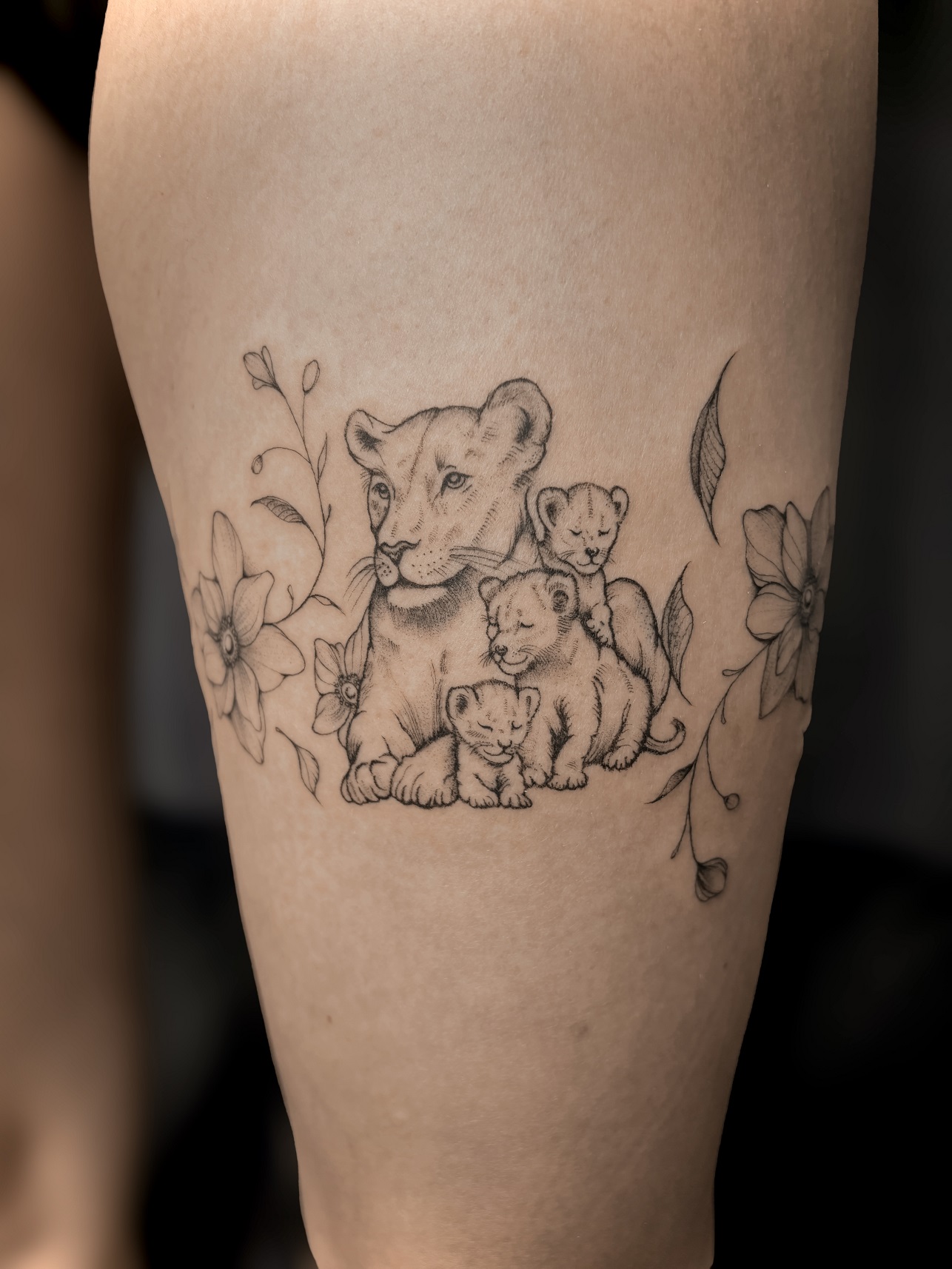 Lvíčci - podvazkový pás tetování