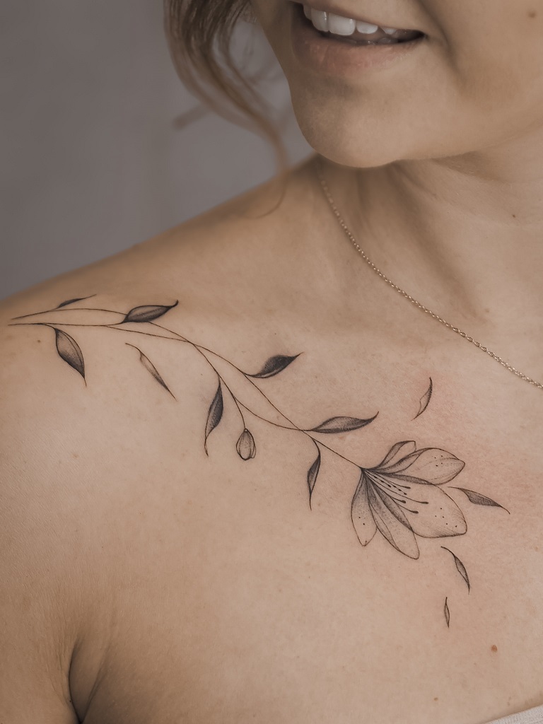 Květina na klíční kosti - Jemné tetování