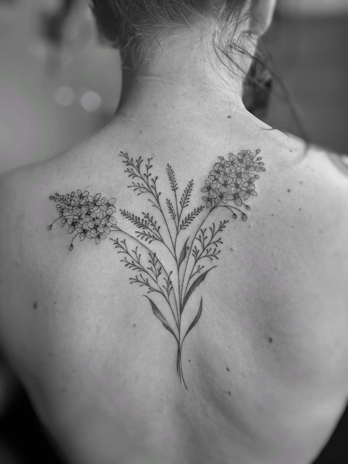 Šeříky na zádech - Jemné tetování Brno