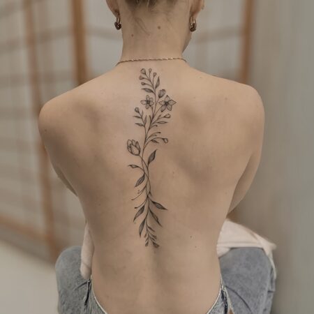 Florální motiv na záda – Jemné tetování Brno
