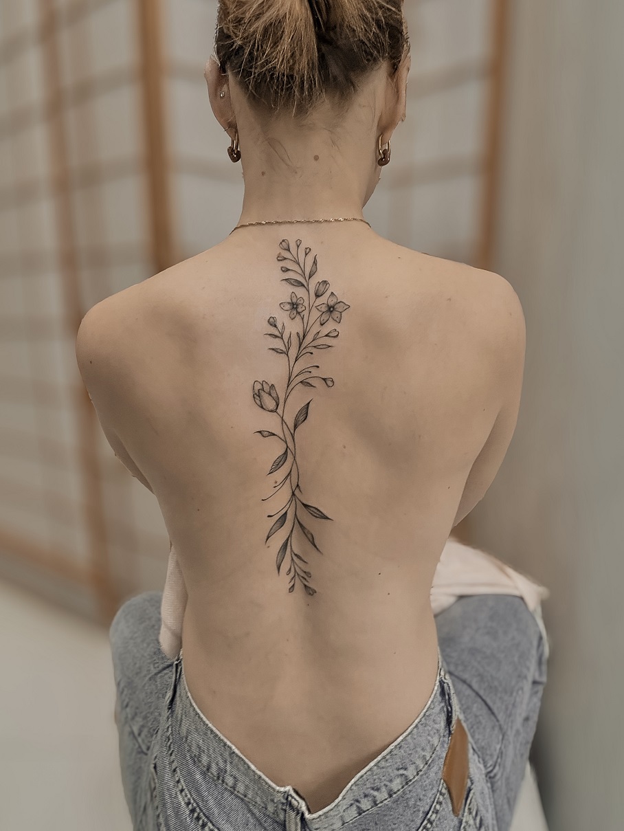 Florální motiv na záda - Jemné tetování Brno
